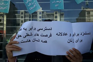 قیام ایران- شماره ۱۰۴: يورش رذيلانه نيروهاي سركوبگر به تجمع زنان در تهران به مناسبت روز جهاني زن