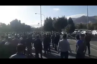 اعتراضات كارگران آذرآب اراك در سومين روز متوالي برغم حملات وحشيانه نيروهاي سركوبگر