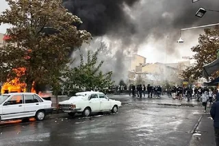 قیام ایران – شماره ۳۷ .  روحانی و وزیر کشورش ضمن ابراز وحشت از ابعاد قیام دستور پخش ”اعترافات” اجباری و تحت شکنجه از دستگیرشدگان را می‌دهند