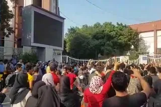 جوانان قيام آفرين با يورش پاسداران مقابله و مراكز سركوب و غارت را به آتش ميكشند