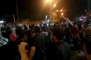 قيام تشنگان - شماره ۱۰  برغم سركوب وحشیانه، در هفتمین شب خیزش خوزستان، تظاهرات و درگيري در ۱۴ شهر ادامه داشت
