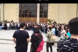 قیام ایران – شماره ۲۲ خیزش جوانان و مردم تهران در میدان ولی عصر باشعار«مرگ بر دیکتاتور» و«ایرانی‌می‌میرد ذلت نمی‌پذیرد»