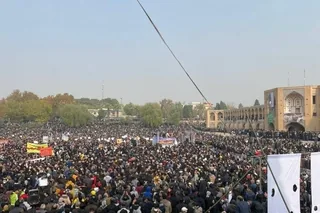 قیام مردم اصفهان در حمایت از کشاورزان معترض با شعار «توپ تانک فشفشه، آخوند باید گم بشه»،