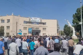 اعتصاب و تظاهرات كسبه و بازاریان در اراک ، کازرون،  شیراز، اصفهان، بروجرد، نجف آباد و ميناب ادامه تجمعات و تظاهرات اعتراضی بازنشستگان در اهواز، شوش، دورود، زنجان و کرمانشاه