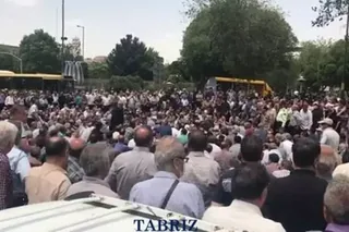 خيزش بازنشستگان در ۱۸ استان با شعارهای «مرگ بر رئیسی» ، «دولت خیانت می‌کند مجلس حمایت می‌کند»، «دشمن ما همین جاست دروغ می گن آمریکاست»،