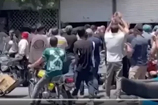 ایران – اعتراضات  ادامه تظاهرات بازنشستگان و اعتصاب بازاريان در شهرهاي مختلف كشور »رئیسی دروغگو حاصل وعدههات کو«، »هم مجلس هم دولت دروغ میگن به ملت«، »»تا کی سرافکندگی يا مرگ يا زندگی«