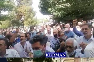تظاهرات بازنشستگان در ۱۰ استان رئیسی شش کلاسه همین روزها خلاصه، فقط کف خیابون بدست میاد حقمون، آزادی آزادی مرگ بر این بندگی
