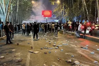 ایران قیام سراسری – شماره ۱۶ : تظاهرات شبانه و جنگ و گریز در کلان‌شهرها میان جوانان و نيروهاي سركوبگر در دهمين روز قيام