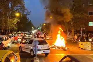 ایران قیام سراسری– شماره ۱۵ گسترش قیام به ۱۴۶ شهر در ۳۱ استان برغم سرکوب وحشیانه با شعار مرگ بردیکتاتور، مرگ بر خامنه اي تظاهرات شبانه در دهها نقطه تهران و مقاومت و جنگ و گریز با نيروهاي سركوبگر