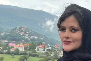 تظاهرات مردم خشمگين علیه قتل مهسا امینی با شعارهای «مرگ بر خامنه‌ای»، «می کشم می کشم کسی که خواهرم کشت»