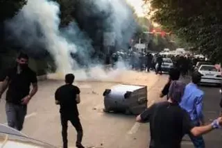 ایران قیام سراسری – شماره ۲۱ - قیام سراسري مردم شب گذشته در تهران و دهها شهر براي دوازدهمين روز ادامه يافت گسترش قيام به ۱۶۲ شهر وحکومت نظامی اعلام نشده در بسیاری از شهرها