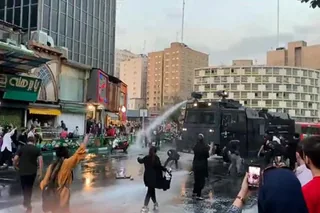 در ششمین روز قیام، مردم دست‌کم در ۸۶ شهر در ۲۸ استان با شعار «مرگ بر خامنه ای»، «امسال سال خونه سید علی سرنگونه» دست به اعتراض زدند