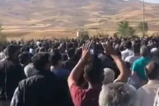 تجمع اعتراضی مردم سقز در مراسم خاکسپاری مهسا امینی با شعارهای مرگ بر دیکتاتور، مرگ بر خامنه اي، ننگ ما ننگ ما رهبر الدنگ ما