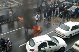 در هشتمين روز، قیام سراسری مردم برغم سرکوب وحشیانه پاسداران به ۱۳۳ شهر در ۳۱ استان گسترش يافت بيش از ۱۰۰ شهيد و دستگيريهاي گسترده در سراسر ايران و اعتراف وزیر ارتباطات رژیم به قطع اینترنت