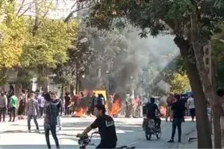 قيام سراسری - شماره ۴۵  بيست و چهارمين روز قيام با تظاهرات و رويارويي مردم با نيروهاي سركوبگر درتهران و شهرهاي مختلف كشور