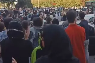 قيام سراسری ، شماره ۸۲  گسترش تظاهرات و اعتصابات به شهرها، دانشگاه‌‌ها و بازارها در تهران و شهرهاي مختلف