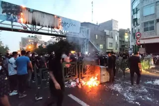 ایران قیام سراسری – شماره ۳۲ خیزش دانشجویان قهرمان دانشگاه شریف تهران و مقاومت آنها در برابر یورش دژخیمان خامنه‌ای