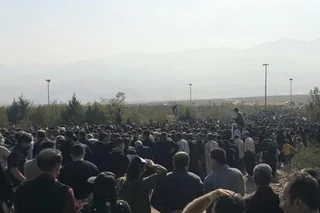 قيام سراسری - شماره ۸۰  انبوه جمعيت در سقزدرچهلم مهسا امینی: ما همه مهسا هستیم بجنگ تا بجنگیم، امسال سال خونه سید علی سرنگونه خروش مرگ بر خامنه اي در سراسر ايران، خيزش بزرگ دانشجويان، دانش آموزان، كارگران و بازاريان