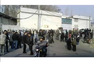 قيام سراسری - شماره ۷۳  عدم مداواي زندانيان مجروح، تجمع خانواده هاي زندانيان سياسي در برابر اوين در هفتمين روز