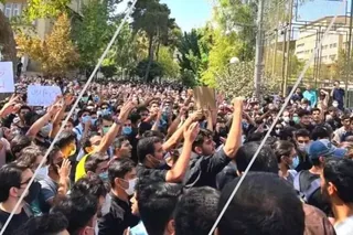 ایران قیام سراسری – شماره ۳۰ اوج‌گیری قیام سراسری مردم ایران در شانزدهمین روز قیام خيزش مردم دهها شهر در تمام روز شنبه و اعتراض و تظاهرات در بیش از ۴۵ دانشگاه ایران