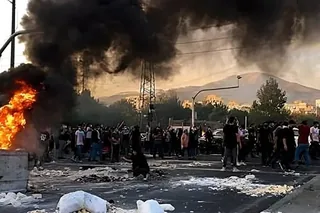 قيام سراسری - شماره ۵۶  تظاهرات شبانه و درگیری با نیروهای دشمن در تهران و شهرهای مختلف در سي امين روز قيام