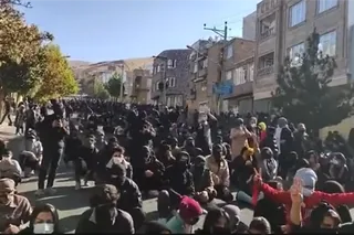 قيام سراسری ، شماره ۱۴۳   شصت و پنجمین روز قیام، خاكسپاري شهيدان و خيزش مردم در شهرهاي مختلف از مهاباد و ديواندره تا شيراز