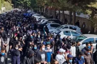 قيام سراسری ، شماره ۱۰۲   چهل و هشتمین شب قیام، تظاهرات شبانه در تهران و شهرهای مختلف و به آتش کشیدن مراكز و نمادهای رژیم