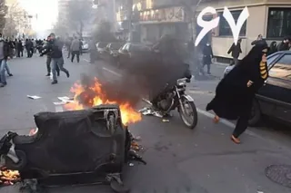 قيام سراسری ، شماره ۱۴۸  شصت و هفتمين روز قيام، خيزش مردم از كردستان و كرمانشاه تا مرودشت و بوشهر و بندرعباس دهها شهيد و مجروح درجوانرود، آتش گشودن پاسداران با دوشكا به روي مردم، جنايت ديگري عليه بشريت