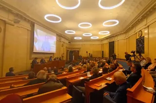 کنفرانس در مجلس فرانسه با حضور نمایندگان و شخصتی‌های سیاسی