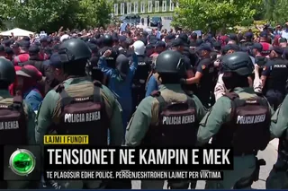 حمله ناگهاني بيش از ۱۰۰۰ پليس  درآلباني به اشرف۳، شهادت يك مجاهد خلق  و مصدوم شدن بيش از ۱۰۰ نفر در اثرگاز فلفل كه حال شماري از آنان وخيم است